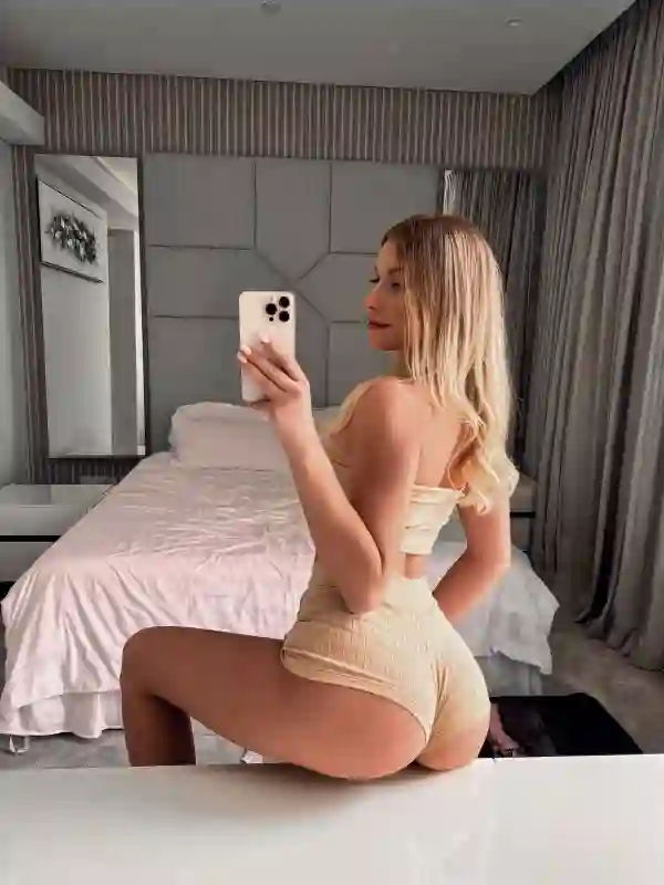 Escort sexy Lisa en MADRID esperando tu llamada para un encuentro sexual: masaje erótico, sexo oral, mamada